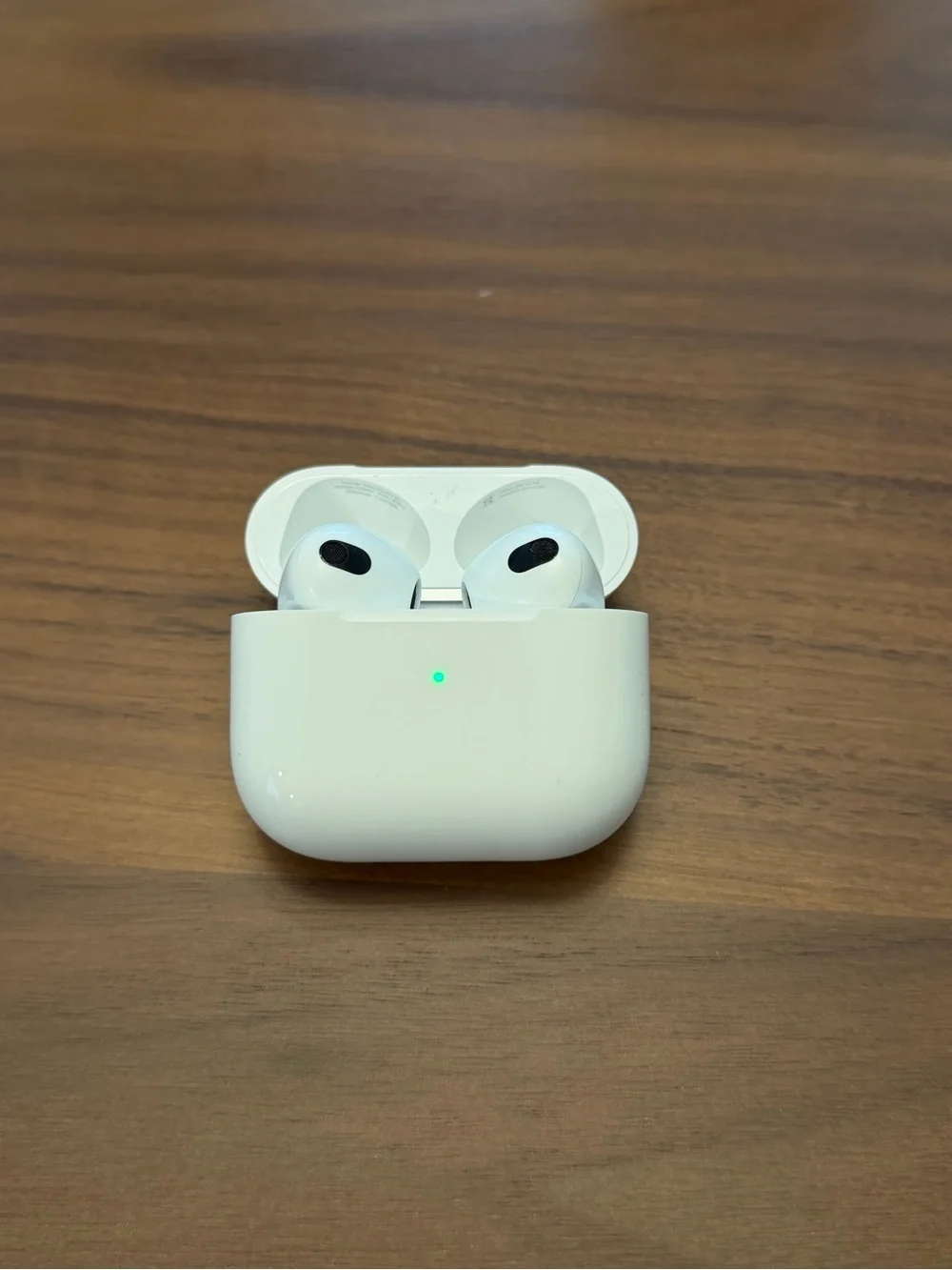Apple White Wireless Earbuds with Protective Silicone Case